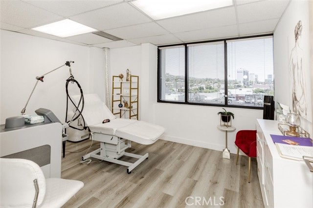 4419 Van Nuys Boulevard, Sherman Oaks CA: https://media.crmls.org/medias/099bc259-7392-4cb7-807e-514cafea6c2b.jpg