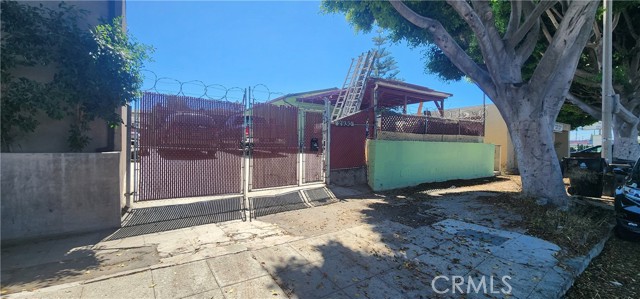 2930 W Florence Avenue, Los Angeles CA: https://media.crmls.org/medias/099c344d-91bd-424d-a14b-dc7d759bdc9c.jpg