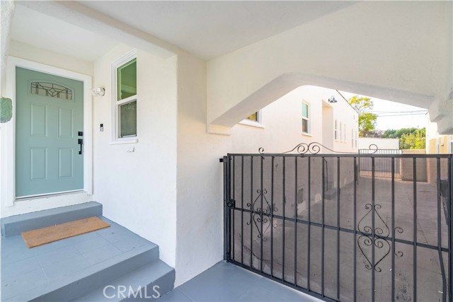 Detail Gallery Image 4 of 38 For 6815 Haas Ave, Los Angeles,  CA 90047 - 3 Beds | 2 Baths