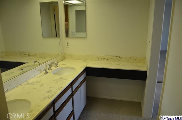 Master bathroom w/ double sink vanity