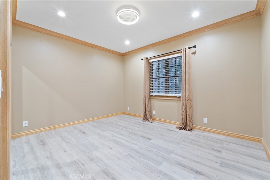 https://media.crmls.org/medias/099ec936-7683-4b04-82dc-c4d3587fe5d0.jpg?preset=X-Large