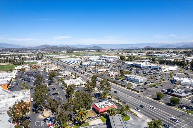 5787 Warren Street, Riverside CA: https://media.crmls.org/medias/099ed484-3917-43fe-a428-21bafa2e1f1e.jpg
