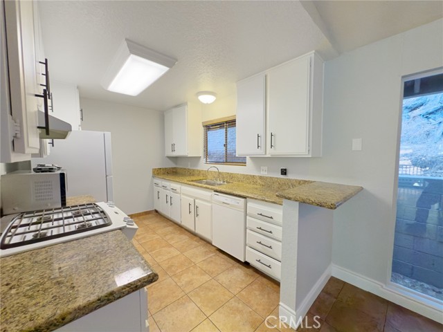 Detail Gallery Image 4 of 8 For 313 Canyon Crest, Lake Arrowhead,  CA 92352 - 3 Beds | 2 Baths