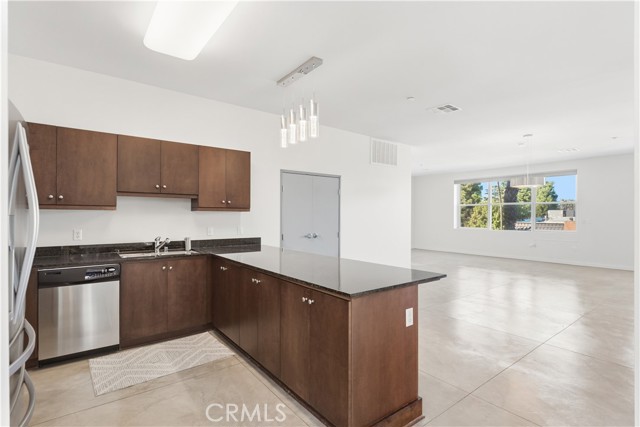 Detail Gallery Image 4 of 30 For 435 W Center Street Promenade, Anaheim,  CA 92805 - 2 Beds | 2 Baths