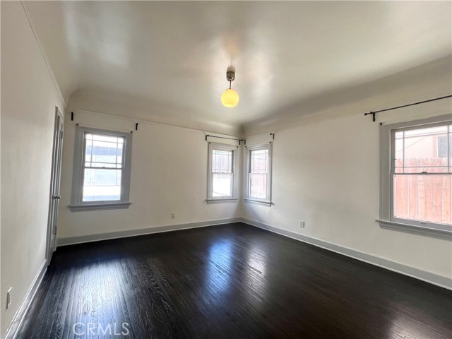 122 S Westmoreland Ave, Los Angeles CA: https://media.crmls.org/medias/09a152d7-d7a3-455b-8b39-ef633a32e628.jpg