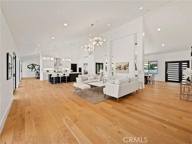 5702 Lubao Avenue, Woodland Hills CA: https://media.crmls.org/medias/09a6853b-ee40-4fa3-8e2a-0d9c0a2a7928.jpg