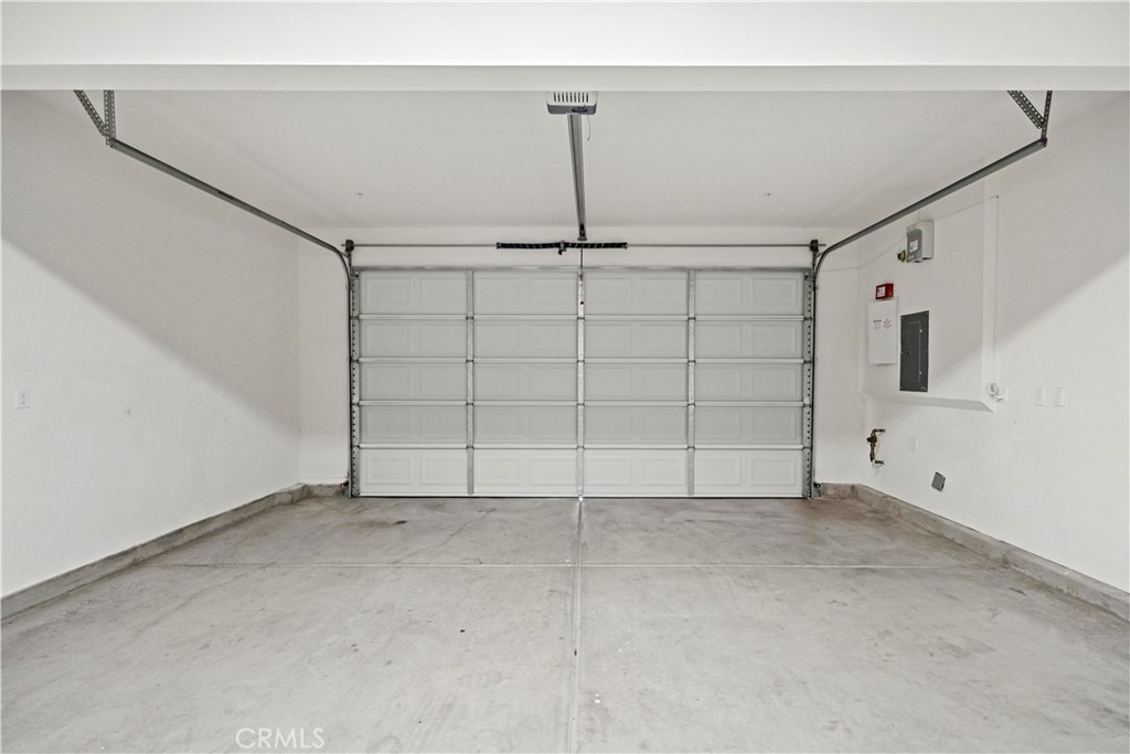 https://media.crmls.org/medias/09a69928-203c-46c5-904e-3306ab786b0c.jpg?preset=X-Large