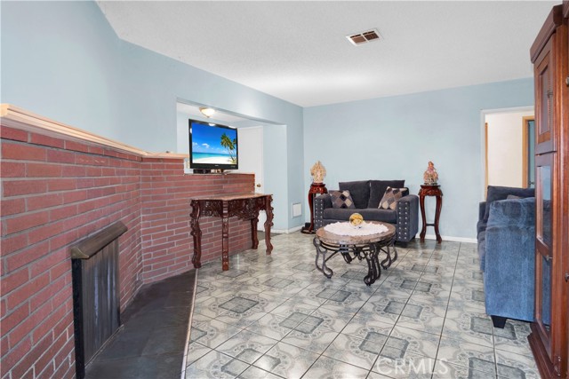 11028 Condon Avenue, Inglewood CA: https://media.crmls.org/medias/09a8d20c-1cd9-448e-96f5-908ae32fe694.jpg