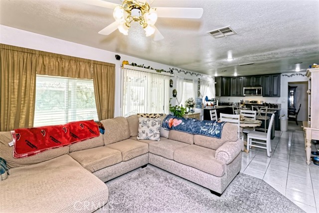 Detail Gallery Image 12 of 41 For 15605 Fairbanks Dr, Victorville,  CA 92394 - 6 Beds | 3/1 Baths