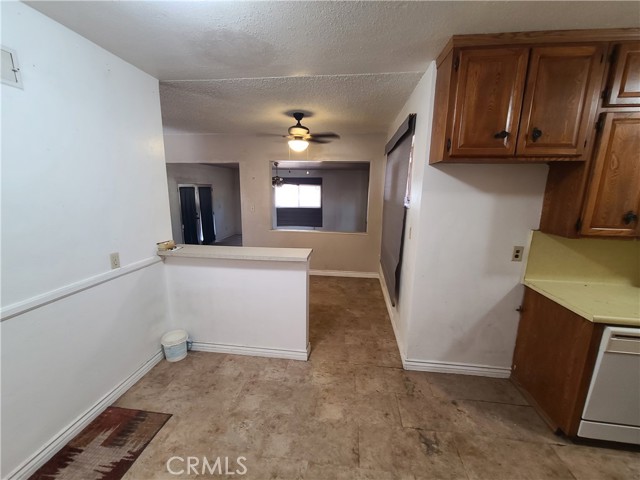 7938 Chantry Avenue, Fontana CA: https://media.crmls.org/medias/09b115b4-eeed-4c27-aa46-25e3459f6105.jpg
