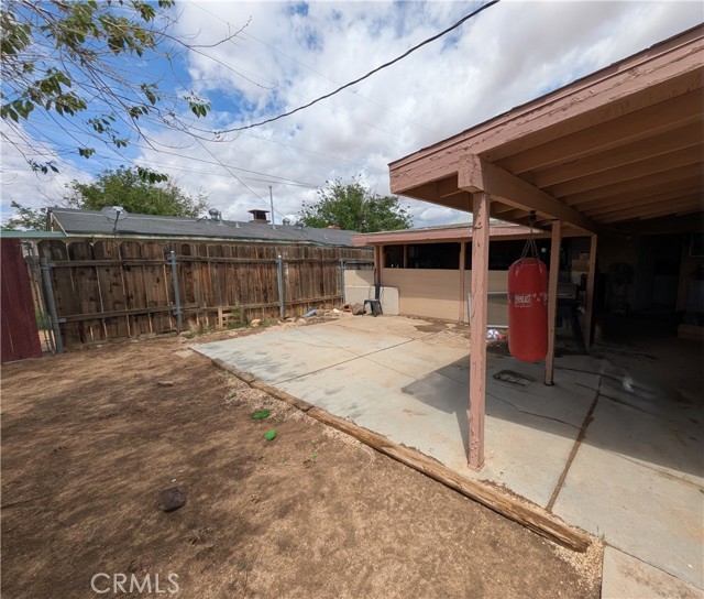 14136 Osage Road, Apple Valley CA: https://media.crmls.org/medias/09b1c0b9-d661-459e-94c8-bce1d5e995d4.jpg