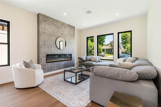 521 N Sparks Street, Burbank CA: https://media.crmls.org/medias/09b2e8f3-9f4f-426b-9742-804512f95976.jpg