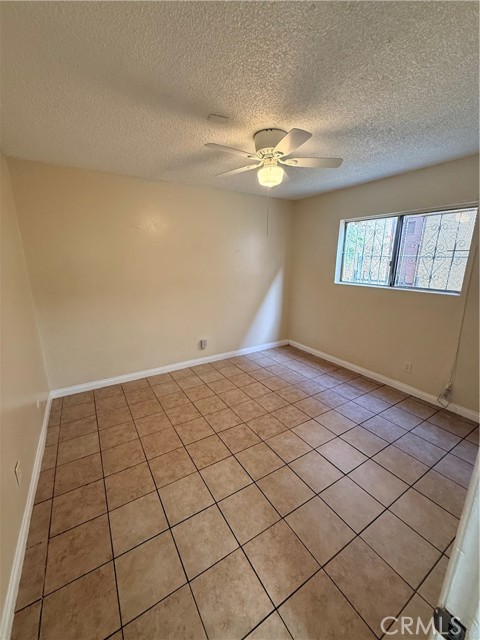 Detail Gallery Image 14 of 21 For 426 E 79th St #1,  –,  CA 90003 - 2 Beds | 1 Baths
