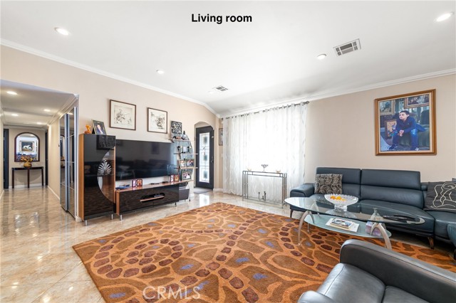 10500 Jordan Avenue, Chatsworth CA: https://media.crmls.org/medias/09b56899-f2c5-4082-851e-8ab0faa4f2af.jpg