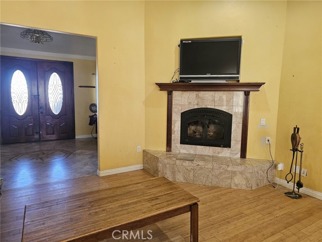 Detail Gallery Image 10 of 31 For 10616 Salem Ave, Oak Hills,  CA 92344 - 6 Beds | 3/1 Baths