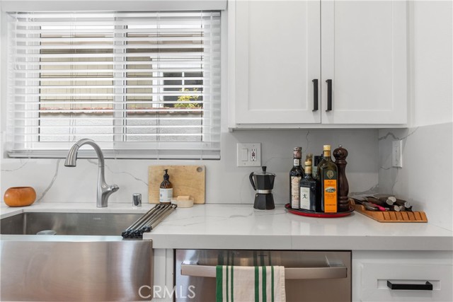 304 Larkspur Avenue, Corona del Mar CA: https://media.crmls.org/medias/09b5c23e-5be8-468e-9dae-1e55fb18564d.jpg