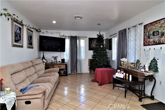 Detail Gallery Image 8 of 28 For 14807 Oro Grande, Sylmar,  CA 91342 - 5 Beds | 3 Baths