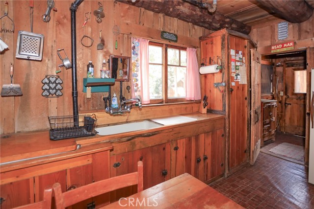Detail Gallery Image 9 of 47 For 39342 Mohawk Dr, Fawnskin,  CA 92333 - 4 Beds | 2 Baths