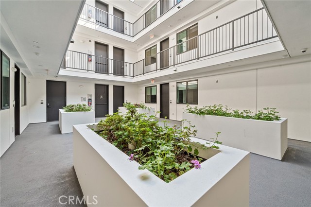 Detail Gallery Image 3 of 20 For 7510 Sepulveda Bld #102,  Van Nuys,  CA 91405 - 3 Beds | 2 Baths