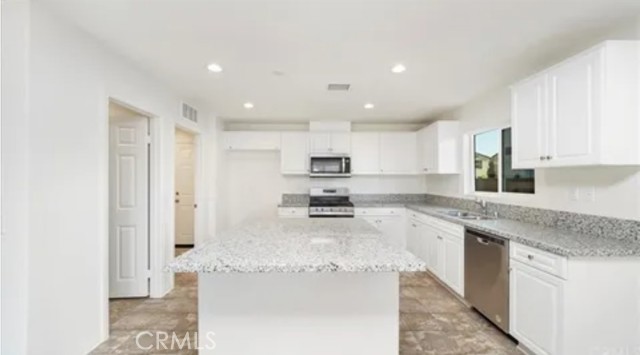 13833 RAVEN ST, Victorville CA: https://media.crmls.org/medias/09c1d1f5-202f-4433-baf7-4fa3f0e17cf4.jpg