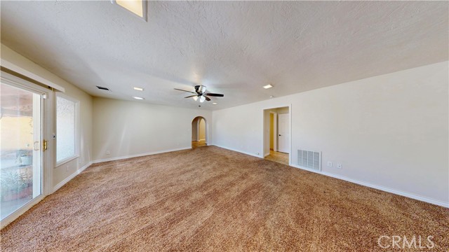 15460 Mandan Road, Apple Valley CA: https://media.crmls.org/medias/09c214bf-16c9-42d2-805c-58f7e4dc18cf.jpg