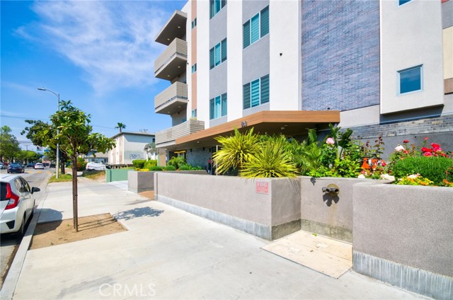 820 S Wilton Place, Los Angeles CA: https://media.crmls.org/medias/09c27298-338f-42b8-8155-fea820f26e40.jpg