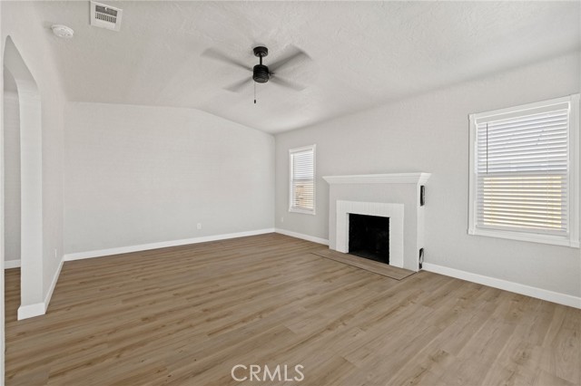 211 E Grangeville Boulevard, Hanford CA: https://media.crmls.org/medias/09c2d257-8317-45d1-8897-a8787edf9a48.jpg