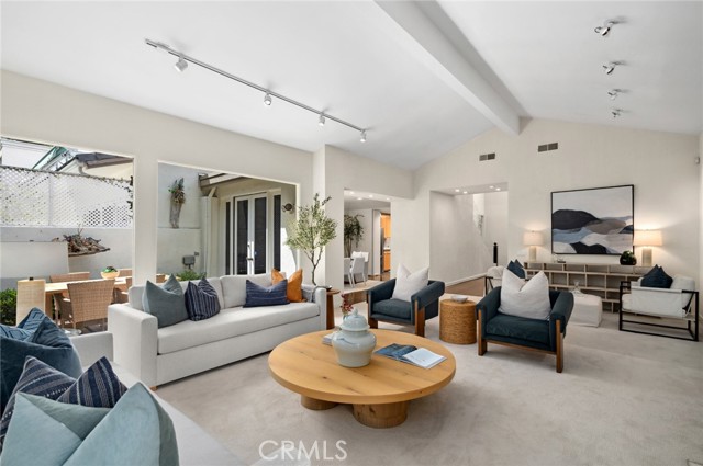 6 Rue Marseilles, Newport Beach CA: https://media.crmls.org/medias/09c56f1c-acbc-4523-88fb-662359e22bfa.jpg