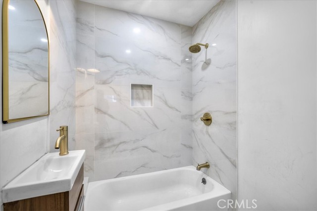 140 E 69th Street, Long Beach CA: https://media.crmls.org/medias/09c810d3-bb14-49cc-a601-581f89651b38.jpg