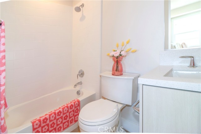 390 Riverbend, Lake Forest CA: https://media.crmls.org/medias/09caa662-da95-4886-a6da-9d9afeb89327.jpg