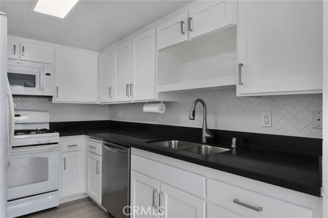 Detail Gallery Image 12 of 14 For 11818 Moorpark St #X,  Studio City,  CA 91604 - 2 Beds | 2/1 Baths