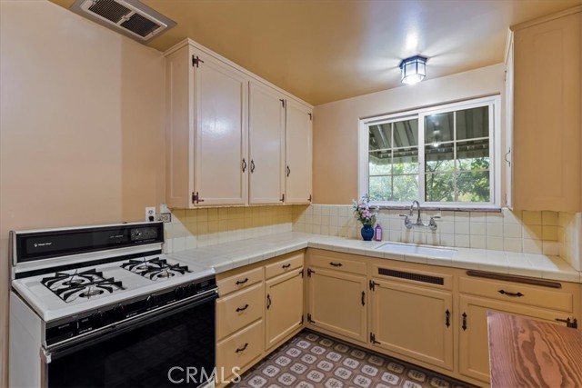 4306 W Verdugo Ave, Burbank CA: https://media.crmls.org/medias/09ce795f-60ae-41e4-a469-a0f4ffb2dd27.jpg