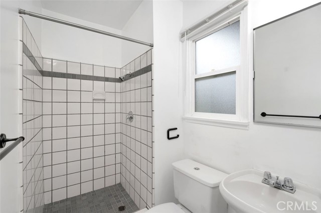 9933 Norwich Avenue, Mission Hills (San Fernando) CA: https://media.crmls.org/medias/09ce9ad4-4d1c-4cf8-ada6-18f57bb48ed8.jpg