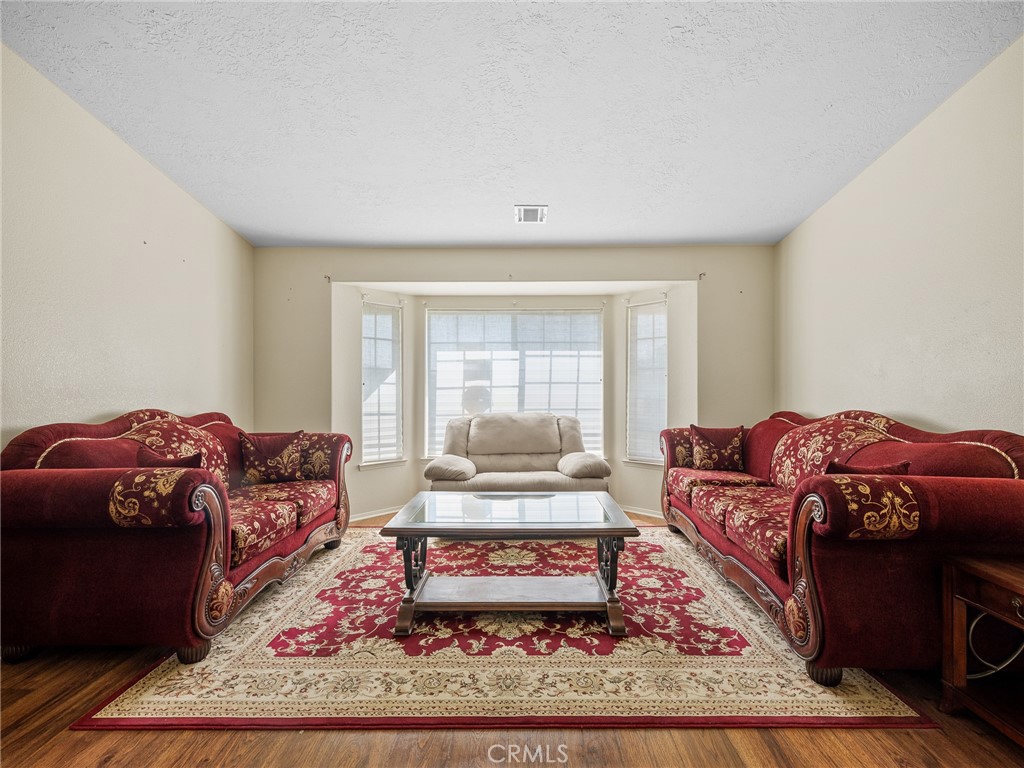 https://media.crmls.org/medias/09d3b019-133b-4270-b00f-48187beebe98.jpg?preset=X-Large