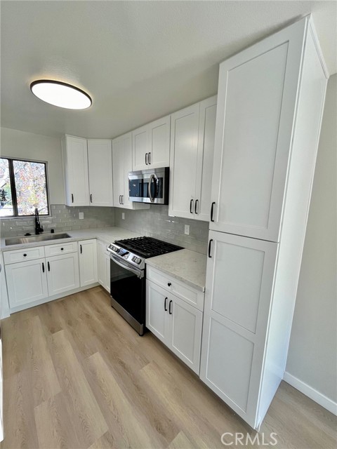 Detail Gallery Image 3 of 19 For 10475 Newhome Ave #5,  Sunland,  CA 91040 - 2 Beds | 2 Baths