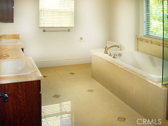 Detail Gallery Image 16 of 19 For 10640 Woodbridge St Ph2,  Toluca Lake,  CA 91602 - 3 Beds | 2/1 Baths