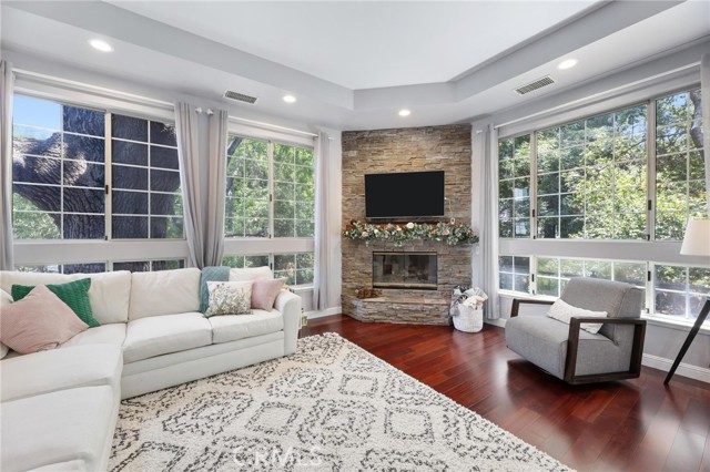 Detail Gallery Image 3 of 41 For 23163 Mulholland Dr, Woodland Hills,  CA 91364 - 2 Beds | 2/1 Baths