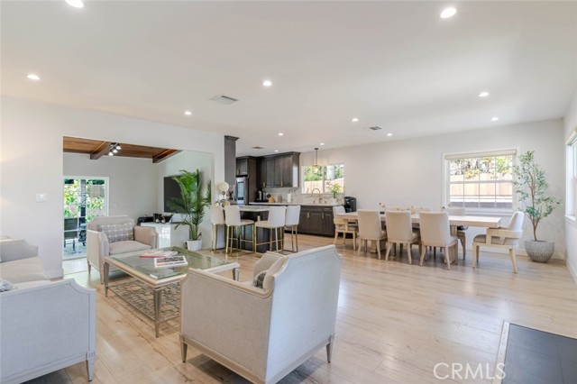 Detail Gallery Image 4 of 34 For 6659 Shirley Ave, Reseda,  CA 91335 - 3 Beds | 2 Baths