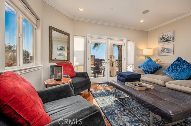 Detail Gallery Image 2 of 24 For 301 2nd, Hermosa Beach,  CA 90254 - 3 Beds | 3/1 Baths