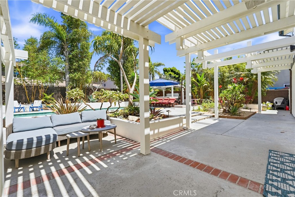 https://media.crmls.org/medias/09d75934-3119-44a2-8658-10c1567812f4.jpg?preset=X-Large
