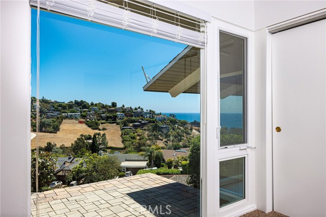 1007 Flamingo Road, Laguna Beach CA: https://media.crmls.org/medias/09d7e5ab-d155-42bb-98ee-f0f574902ad3.jpg