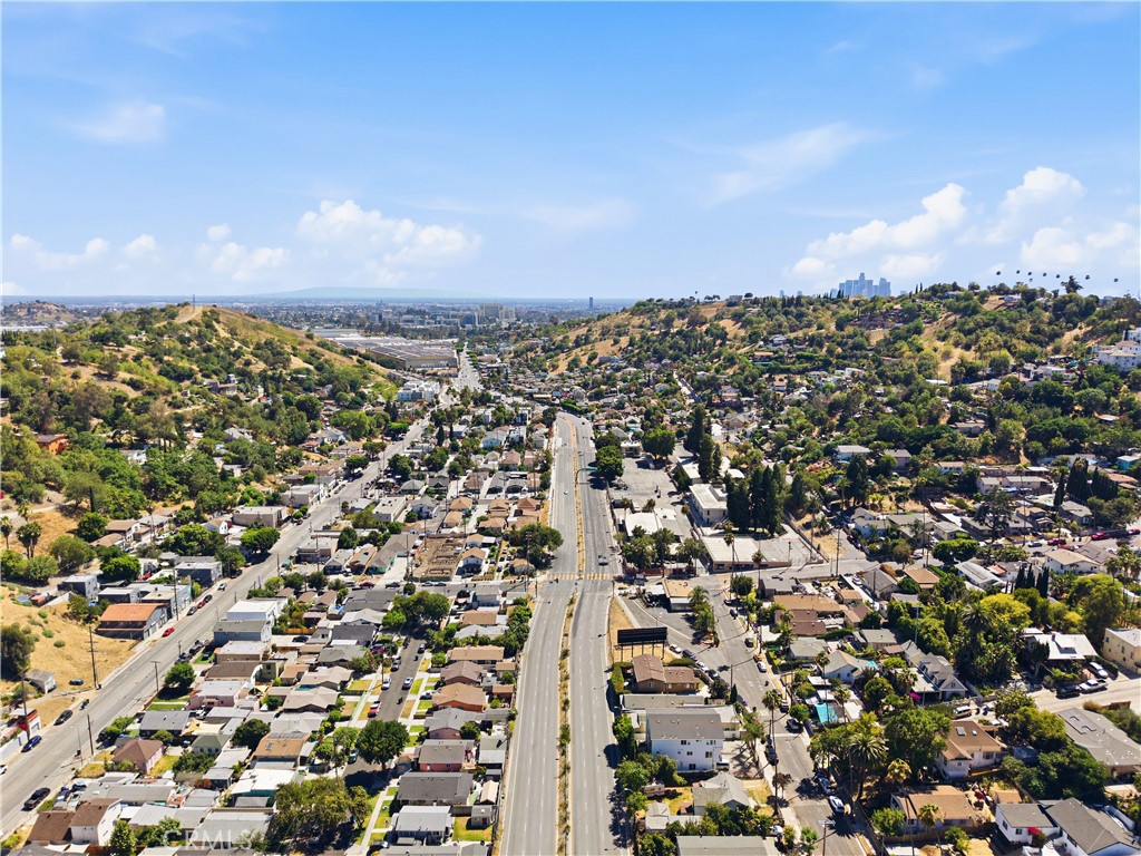 https://media.crmls.org/medias/09d97b5c-19c2-44cd-b89c-619664a6e763.jpg?preset=X-Large