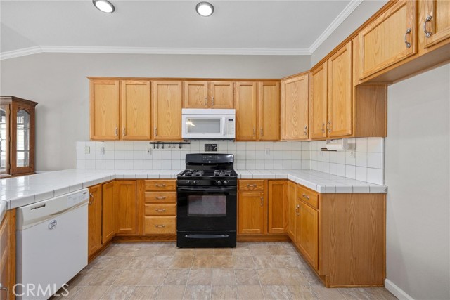 12200 Verdelho Avenue, Bakersfield CA: https://media.crmls.org/medias/09d98b0d-3fbe-4a17-9da5-602baa9cf494.jpg