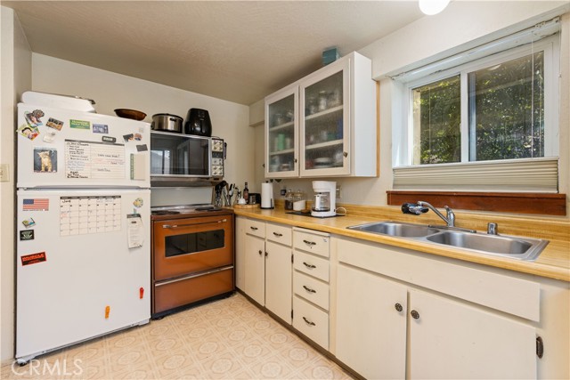 13041 San Joaquin Avenue, Clearlake CA: https://media.crmls.org/medias/09db1ee6-8124-4da6-9491-9c080174d837.jpg