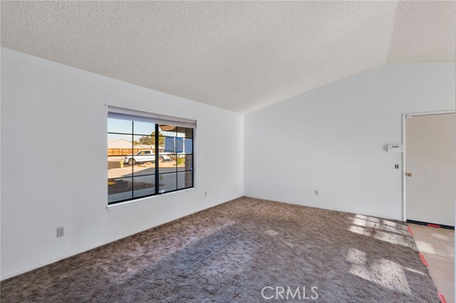 13106 Hollyberry, Victorville CA: https://media.crmls.org/medias/09dd807c-f9fe-46aa-8af1-caa194dac0d8.jpg