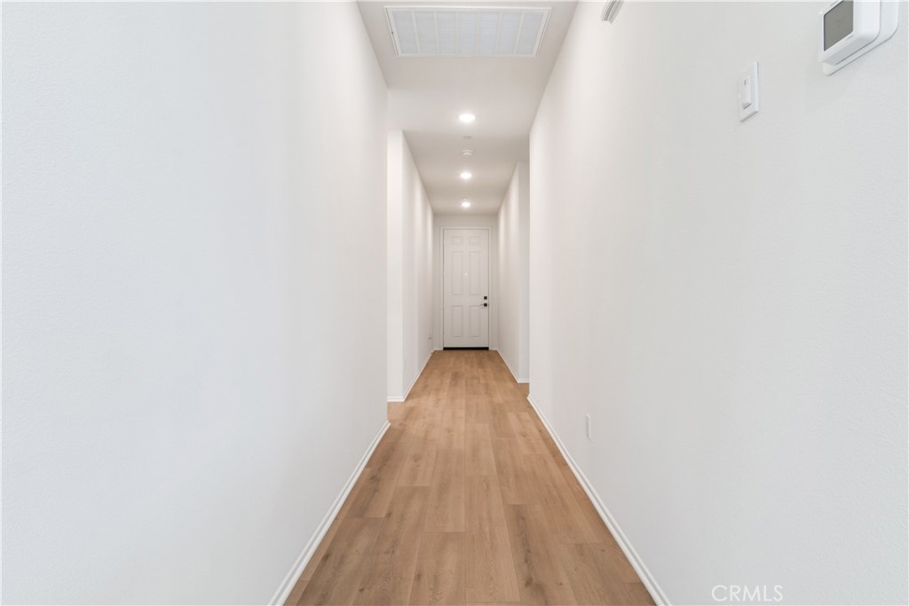 https://media.crmls.org/medias/09de9f16-9b73-41a9-a4cc-1ffdacedcd65.jpg?preset=X-Large