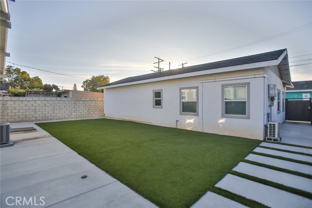 408 S Flower Street, Santa Ana CA: https://media.crmls.org/medias/09ded2f0-33ee-42e3-b642-d9e975dcbd91.jpg