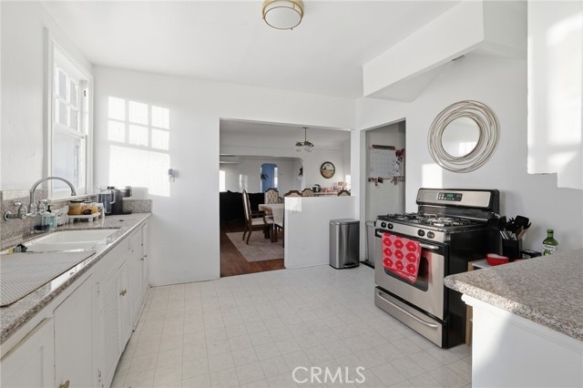 Detail Gallery Image 15 of 26 For 4916 W 12th St, Los Angeles,  CA 90019 - 6 Beds | 4 Baths