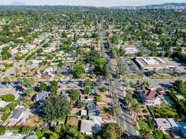 555 S Center St., Redlands CA: https://media.crmls.org/medias/09e2a984-7ddf-4422-bb49-fa80a92886eb.jpg