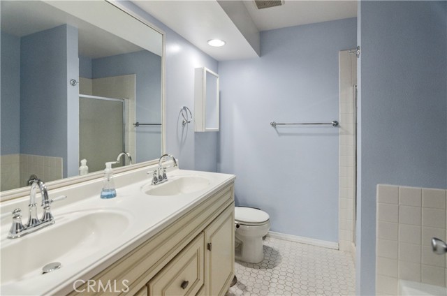 Detail Gallery Image 10 of 14 For 8710 Independence Ave #301,  Canoga Park,  CA 91304 - 2 Beds | 2 Baths